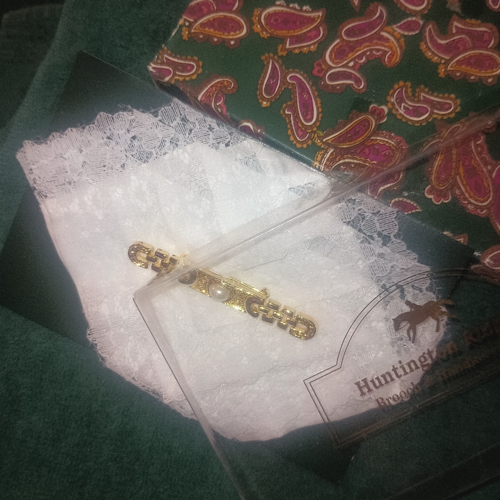 Huntington Ridge vintage Brooch &Hankerchief!with original box